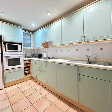 Apartamento Modern 2 Bedroom In *